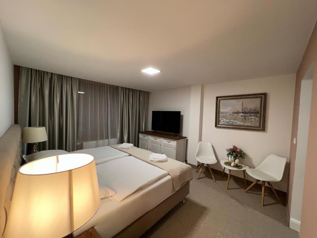 Hotel Galeria Pezinska Baba Pezinok Esterno foto