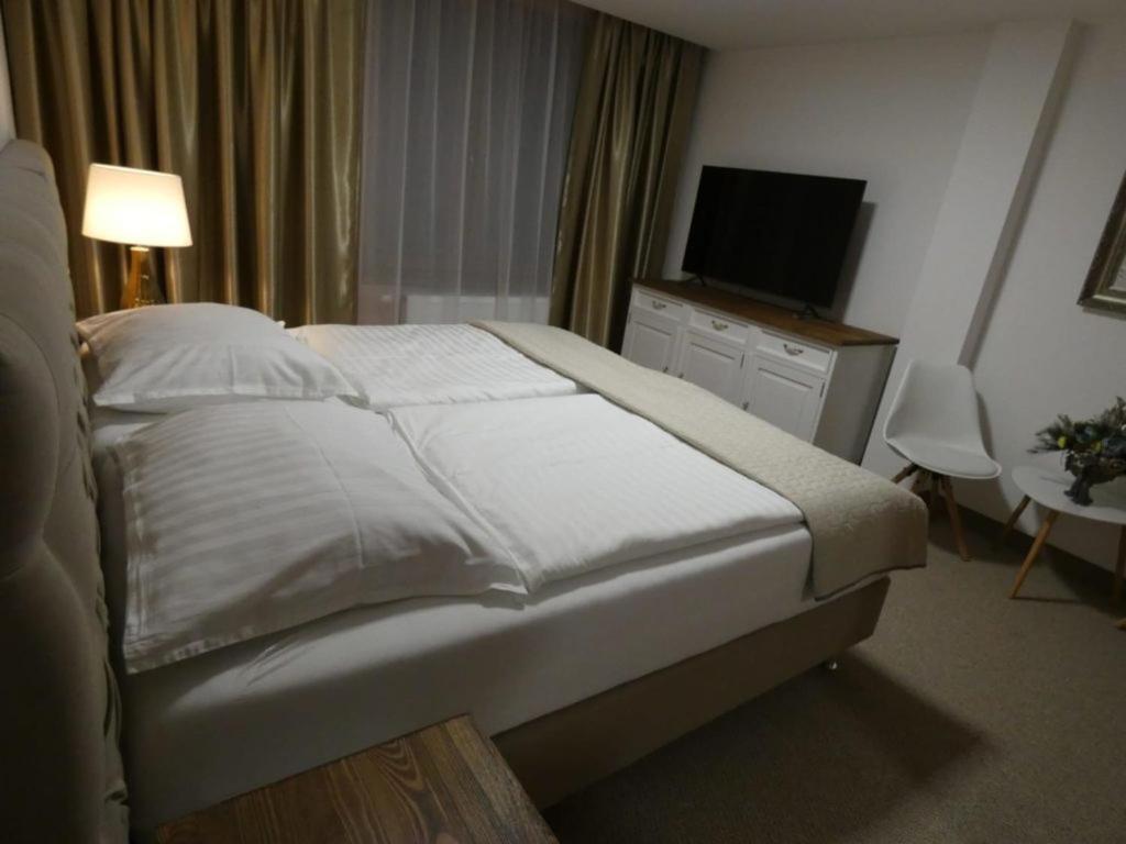 Hotel Galeria Pezinska Baba Pezinok Esterno foto